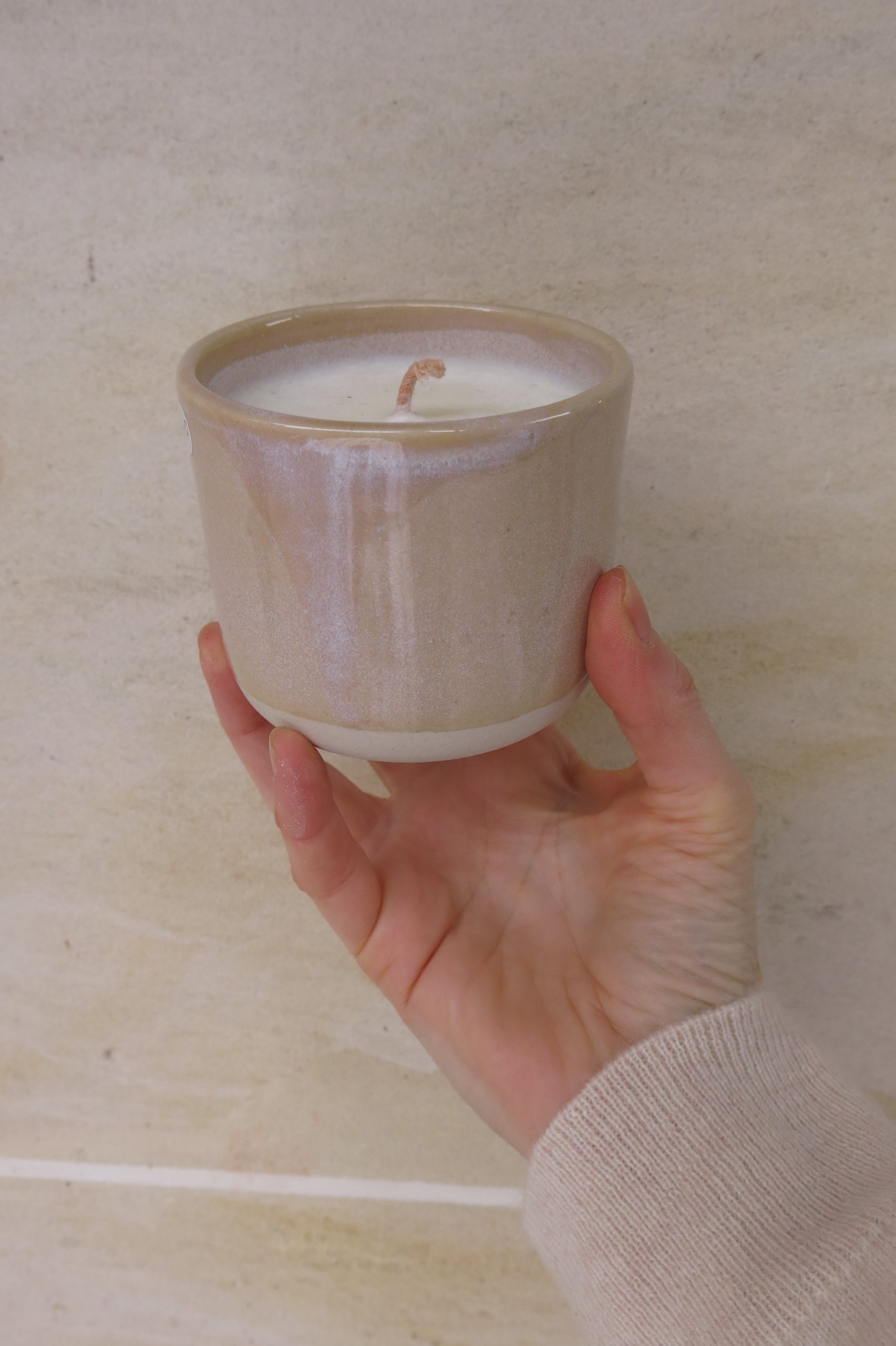 Bougie-beige-rosée-main