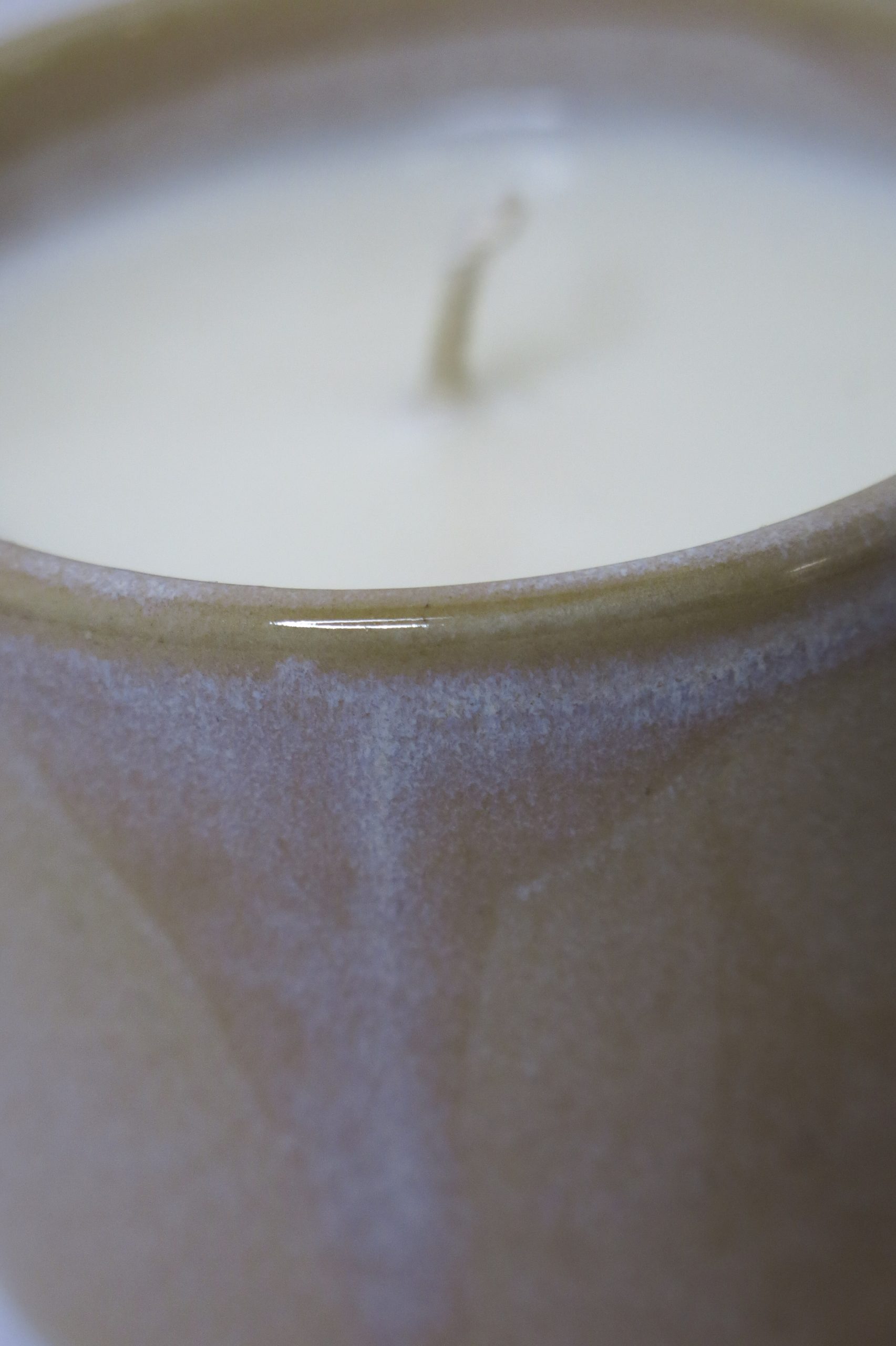Bougie cire beige rosée gros plan