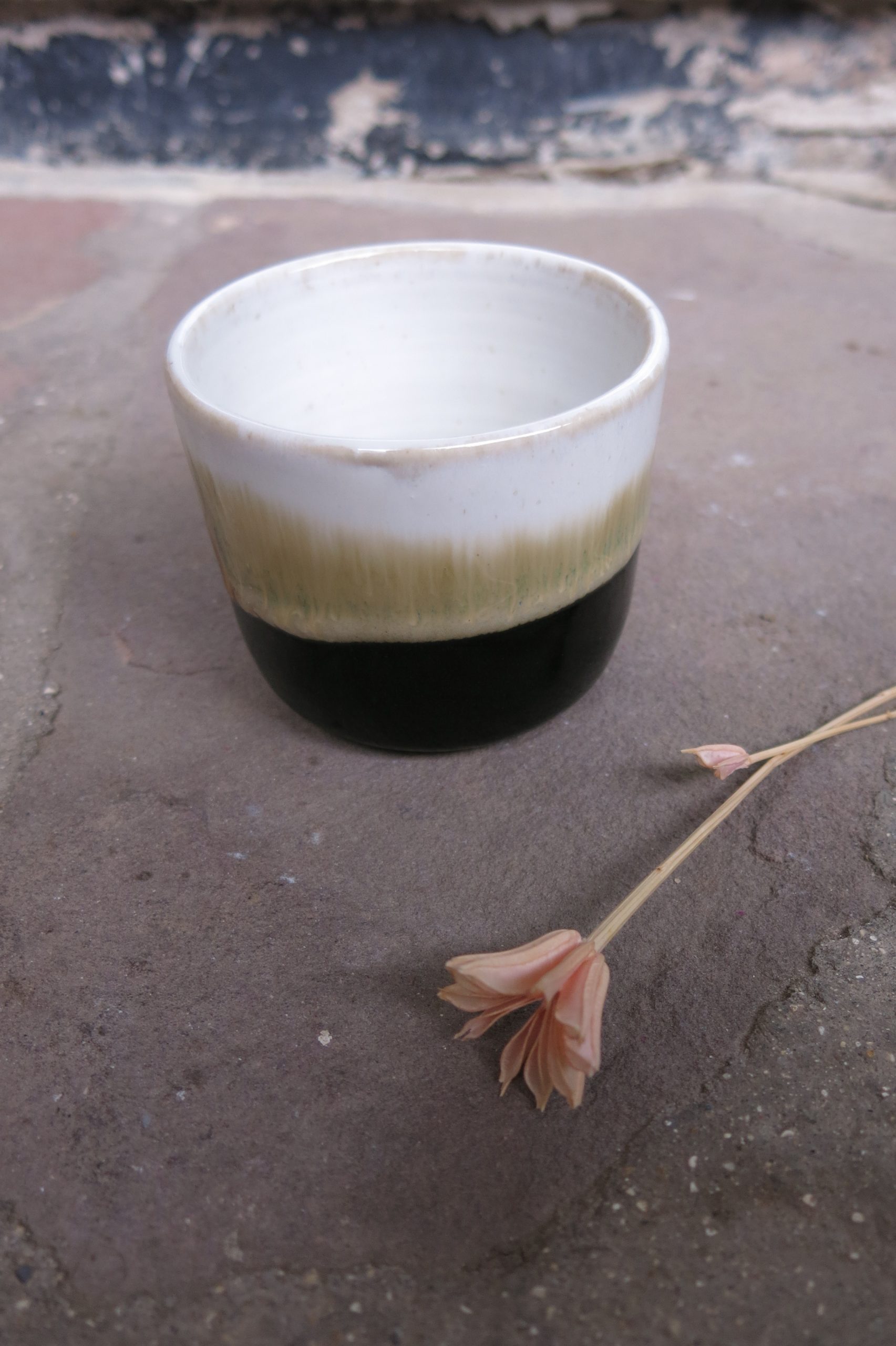 Bougie-noir-crème-fleur