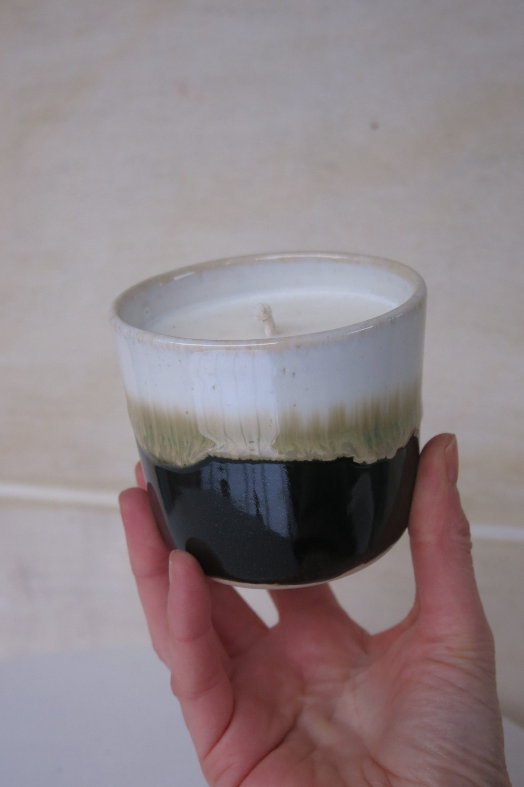 Bougie-noir-crème-main