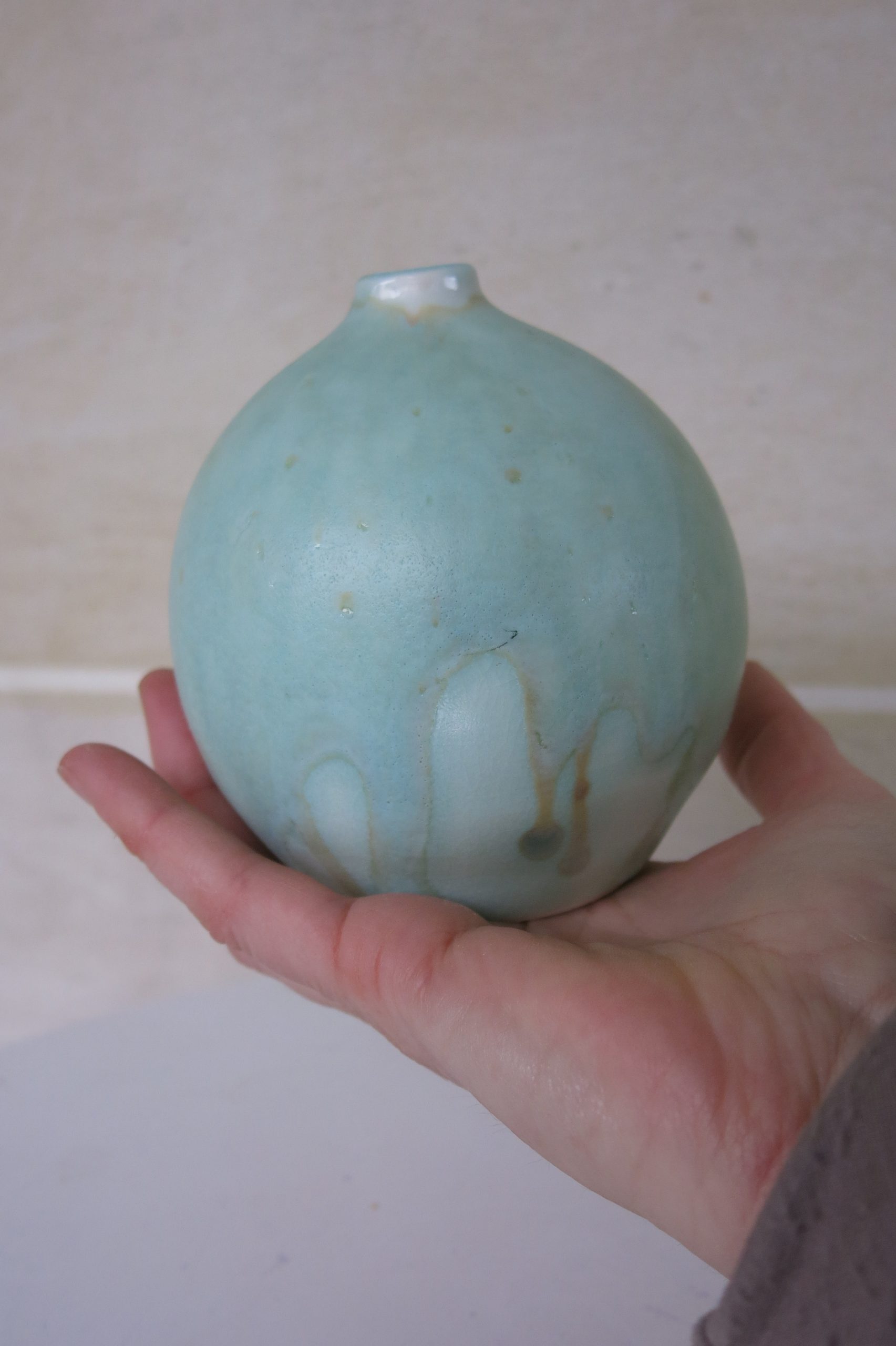 Vase boule céladon porcelaine-main
