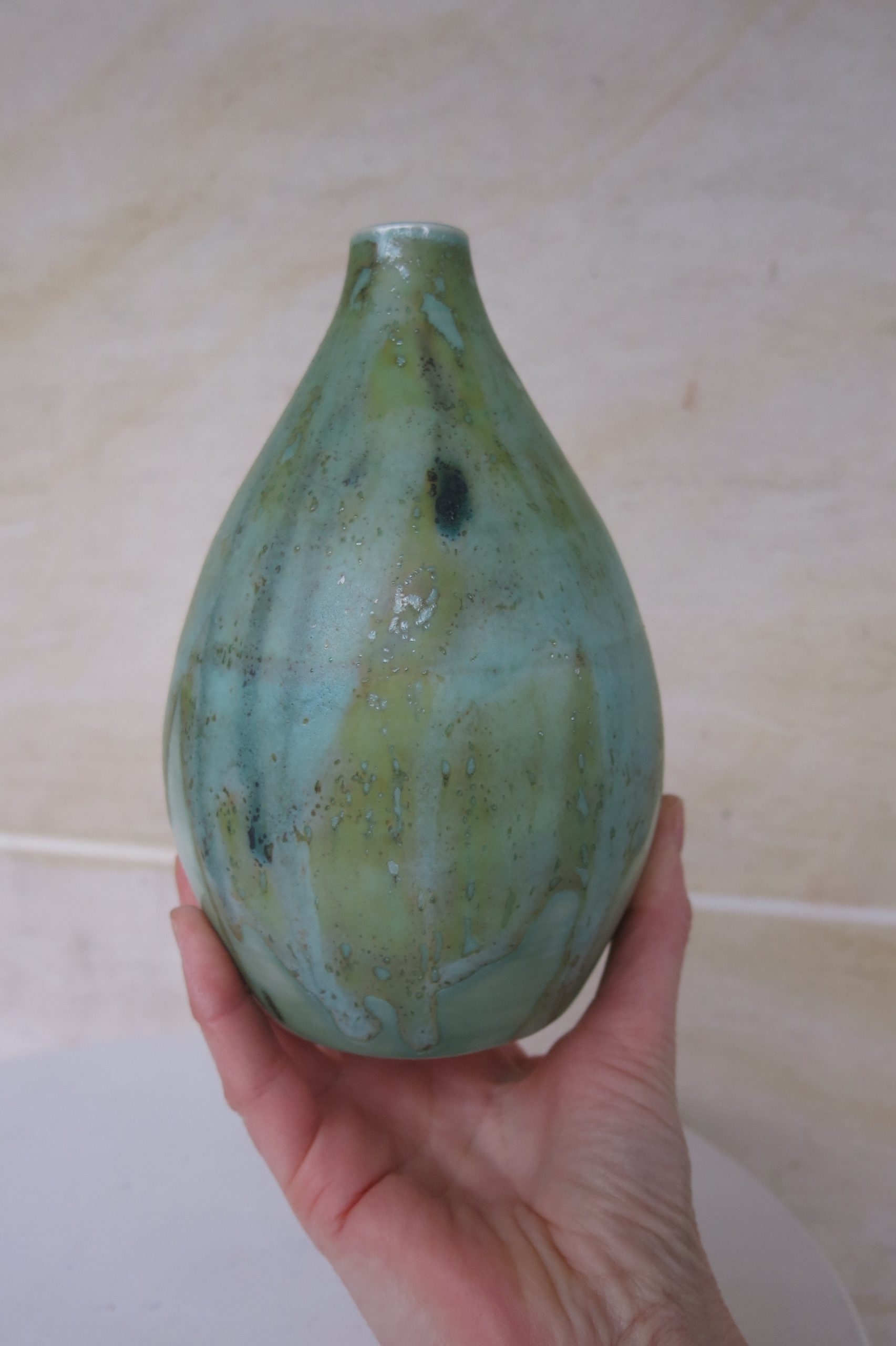 Vase-porcelaine-céladon-main