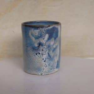 Gobelet bleu en grès blanc