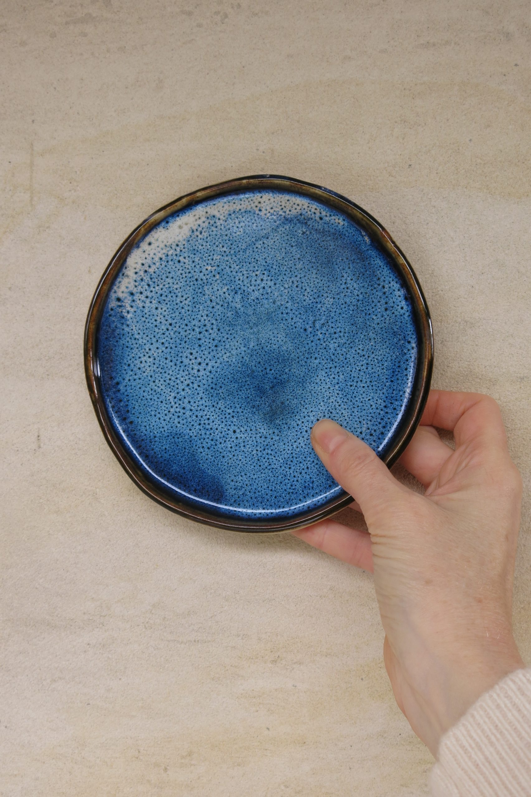 Petite-Assiette-Bleu-Main-3
