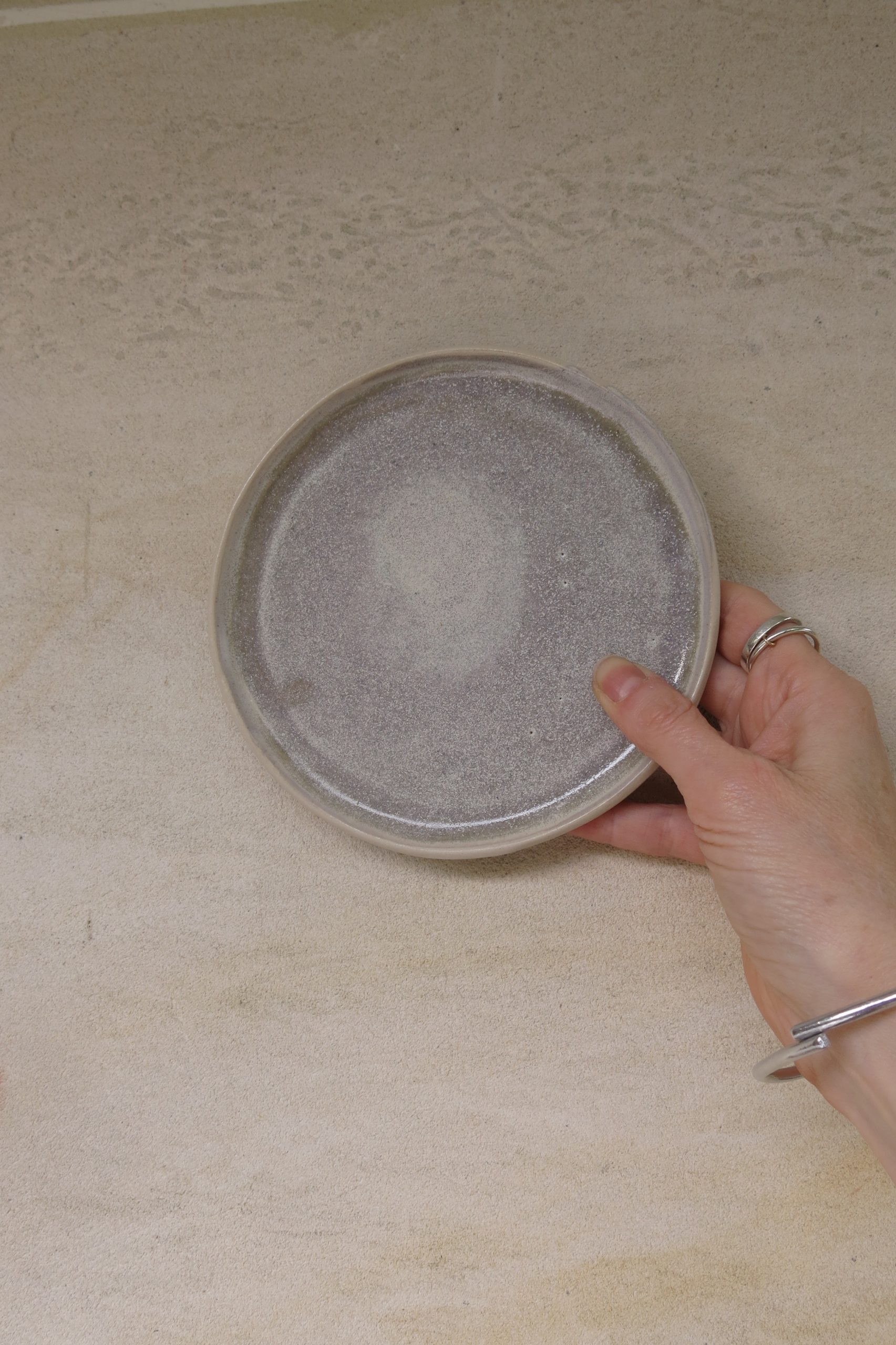 Petite-assiette-beige-main
