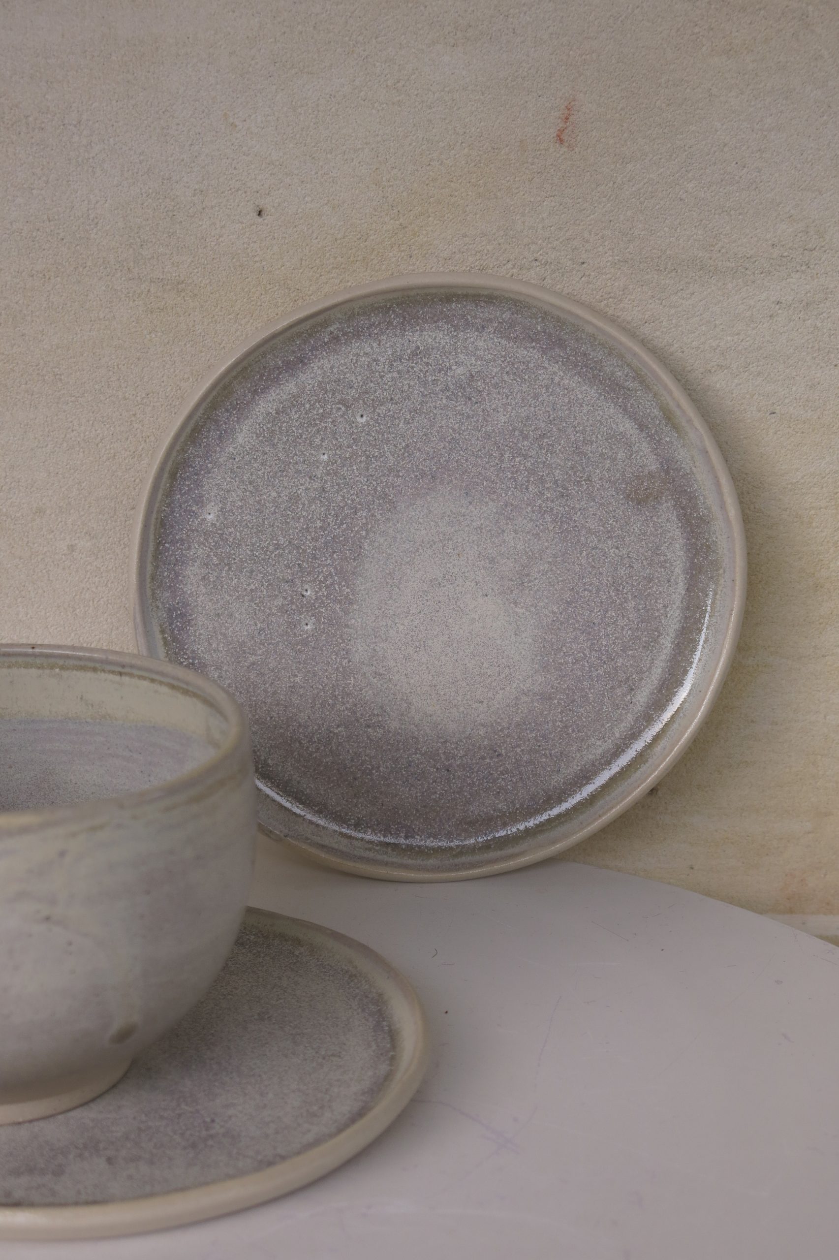 Petite-assiette-beige-mur
