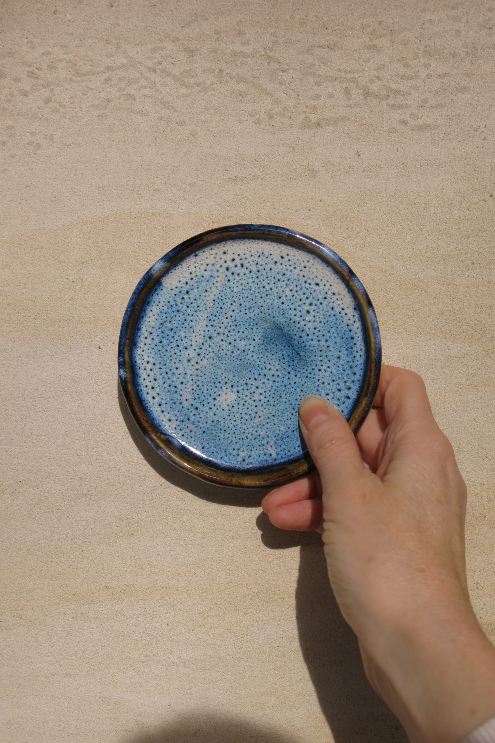 Mini-Assiette-bleue-Main