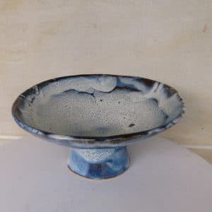 Plat sur pied bleu
